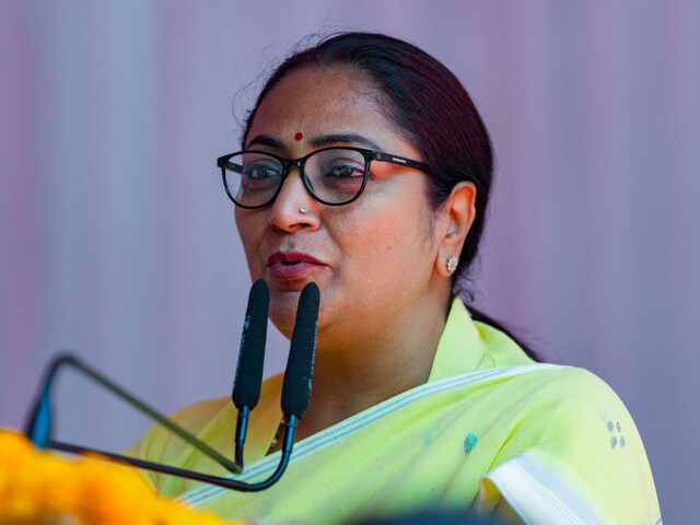 सीएम डेढ़ लाख, मंत्री सवा लाख का मोबाइल खरीद सकेंगे... वो भी साल में दो  बार, द‍िल्‍ली सरकार ने दे दी छूट - News18 हिंदी