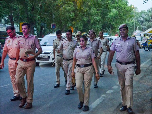 इंतजार में बैठी थी दिल्ली पुलिस की टीम, शिकार आते ही मारा झपट्टा, खुला राज इंतजार में बैठी थी दिल्ली पुलिस की टीम, शिकार आते ही मारा झपट्टा, खुला राज