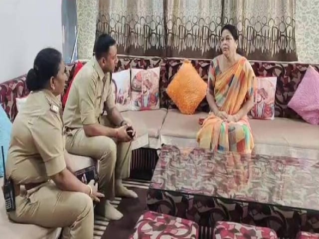 मंदिर से दर्शन करके घर लौटी महिला, बीच रास्ते में हो गई ठगी, फूट-फूटकर रोई मंदिर से दर्शन करके घर लौटी महिला, बीच रास्ते में हो गई ठगी, फूट-फूटकर रोई