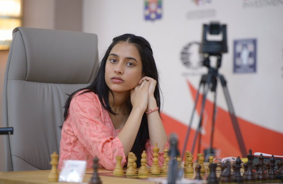 Fide Women'S World Cup: 19 साल की दिव्या देशमुख बनीं वर्ल्ड चैंपियन, कोनेरू  हम्पी को हराकर ग्रैंड मास्टर भी बनीं - News18 हिंदी