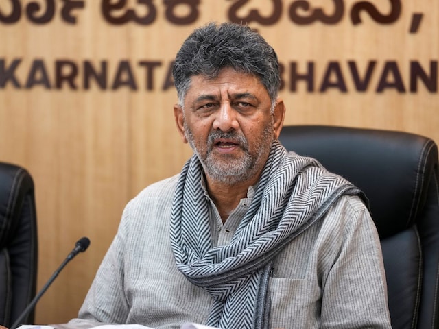 3 दिन का मौन और कांग्रेस में भूचाल! DK की चुप्पी से सियासी संग्राम तेज 3 दिन का मौन और कांग्रेस में भूचाल! DK की चुप्पी से सियासी संग्राम तेज