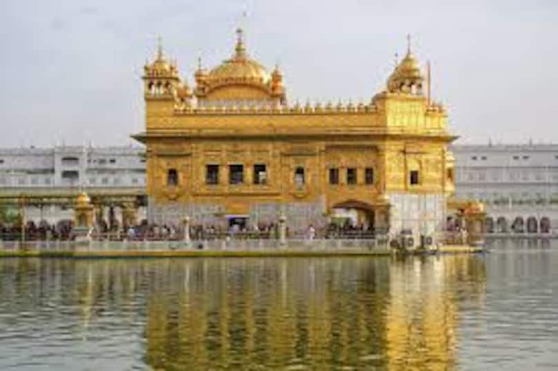 अमृतसर का गोल्डन टेंपल जहां सिख धर्म के सबसे पवित्र तीर्थ स्थलों में से एक है. तो वहीं वेल्लोर का श्रीलक्ष्मी नारायणी मंदिर एक हिंदू धर्म स्थल है. इसमें लगे सोने की वजह से इस मंदिर को श्रीपुरम गोल्डन टेंपल (Sripuram Golden Temple) के नाम से भी जानते हैं. यह मंदिर विष्णु नारायण की पूजनीय पत्नी देवी श्री लक्ष्मी नारायणी को समर्पित है. प्रदर्शित स्वर्ण अलंकरणों में पारंपरिक मंदिर कला में निपुण कारीगरों द्वारा तैयार की गई उत्कृष्ट सजावट शामिल है. प्रत्येक बारीक विवरण कारीगरों के कौशल और कलाकृति में निहित ईश्वर के प्रति गहरी श्रद्धा दोनों को दर्शाता है. 