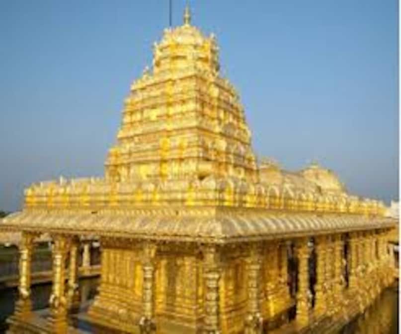 मंदिर के उपरी हिस्से को सोने से कवर किया गया है. रिपोर्ट के मुताबिक मंदिर के ऊपर करीब 1500 किलो सोने की परत चढ़ाई गई है. तारे के आकार के इस मंदिर पर 9 से 10 लेयर की गोल्ड कोटिंग है. मंदिर का हर कोना कठोर परिश्रम का परिणाम है. कच्चे सोने की छड़ों को सावधानीपूर्वक नाज़ुक, पतली पन्नियों में बदला गया है. फिर इन पन्नियों को बारीक नक्काशीदार तांबे की प्लेटों पर कुशलता से लगाया गया है. जिससे एक ऐसी सतह बनती है जो प्रकाश को ग्रहण करती है और मंदिर के आध्यात्मिक वातावरण को और भी निखार देती है. 