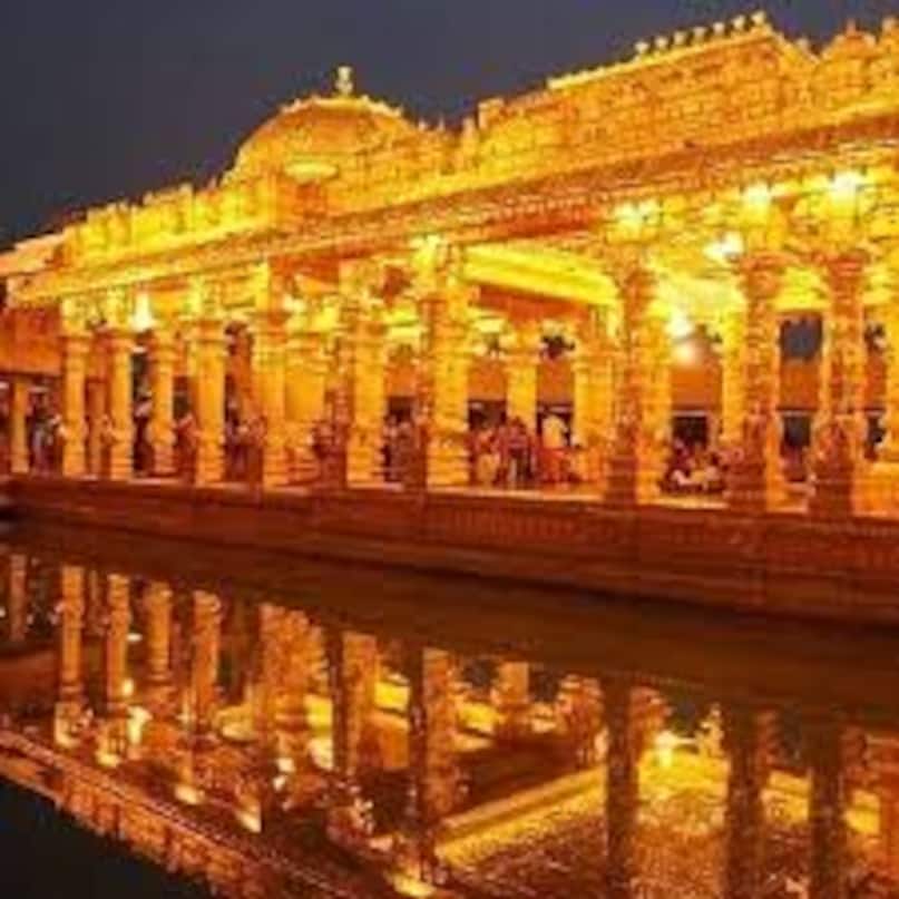 मंदिर के डिजाइन में एक जटिल तारे के आकार का पथ है, जिसे श्री चक्र कहा जाता है. यह 1.8 किलोमीटर तक फैला हुआ है. यह अद्भुत पथ हरे-भरे परिदृश्यों से घिरा है, जो एक शांत वातावरण बनाता है. आध्यात्मिक यात्रा को और भी बेहतर बनाता है. जैसे ही आगंतुक मंदिर जाते हुए इस 'तारा पथ' पर चलते हैं, उन्हें सोच-समझकर लिखे गए आध्यात्मिक संदेशों की एक श्रृंखला दिखाई देती है.