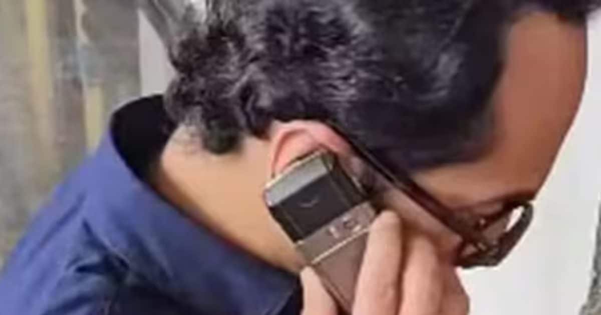 Tach – 17 साल पुराना बटन वाला फोन चलाते हैं ‘पुष्‍पा’ के एसपी साहब, पर इसकी कीमत में आ जाएंगे 5 iPhone, चौंक गए न!