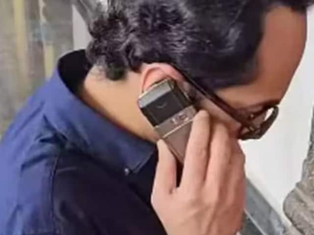 SP Saab of 'Pushpa' runs 17 years old phone, 5 iPhone will come in price