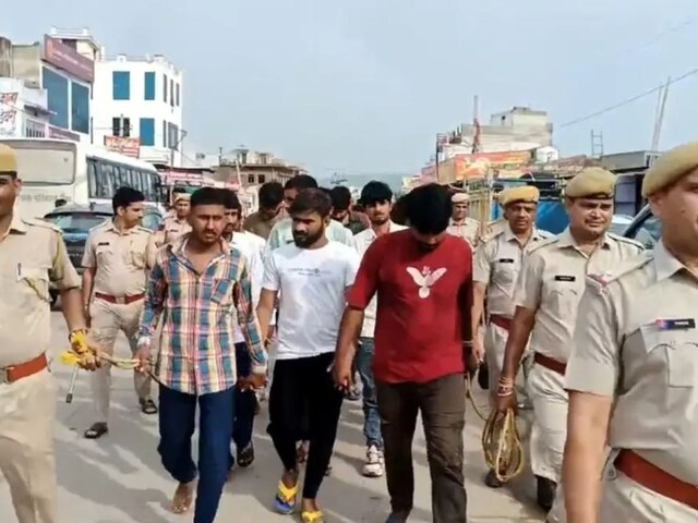 दोस्त को सड़क पर जमानत और बदमाश गिरोह मिला, पुलिस ने एक जुलूस निकाला