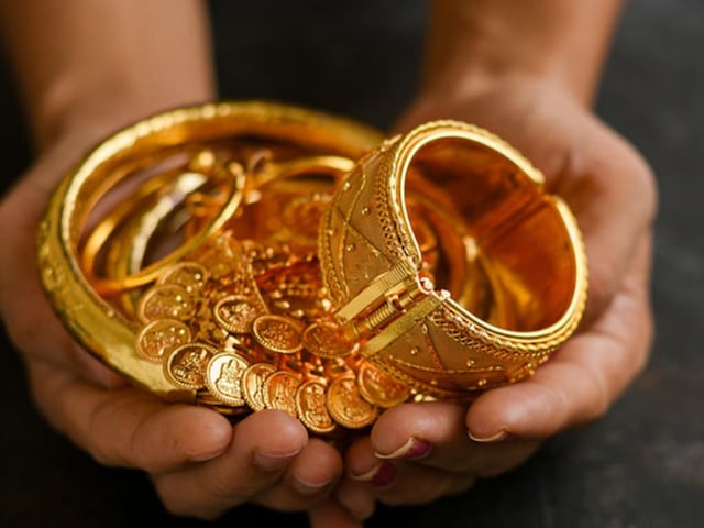 एक झटके में 1100 रुपये महंगा हो गया सोना, चांदी के भाव में गिरावट एक झटके में 1100 रुपये महंगा हो गया सोना, चांदी के भाव में गिरावट