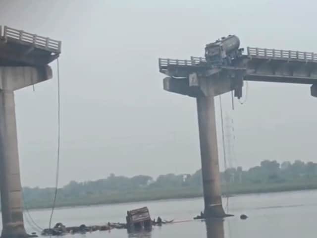 गुजरात में पुल का हिस्सा टूटा, चार वाहन नदी में जा गिरे, 3 लोगों की मौत गुजरात में पुल का हिस्सा टूटा, चार वाहन नदी में जा गिरे, 3 लोगों की मौत