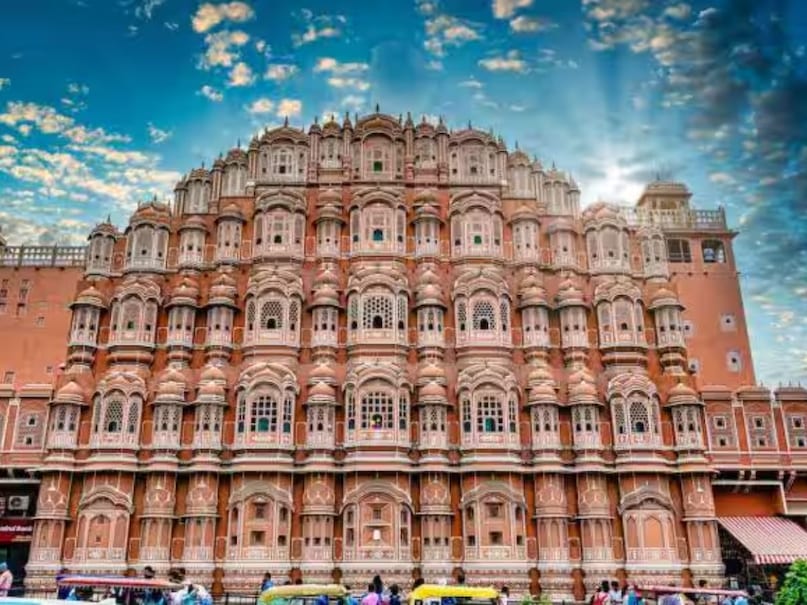 राजस्थान: राजस्थान भारत के शानदार अतीत की एक गहन यात्रा का अवसर प्रदान करता है, जहां भव्य किले और शाश्वत परंपराएं इसकी सांस्कृतिक पहचान को आकार देती हैं. ऐतिहासिक रणथंभौर किला इस क्षेत्र के बहुआयामी इतिहास का एक जीवंत प्रमाण है, जो मनमोहक दृश्य प्रस्तुत करता है और इसकी गौरवशाली विरासत की एक झलक दिखाता है.