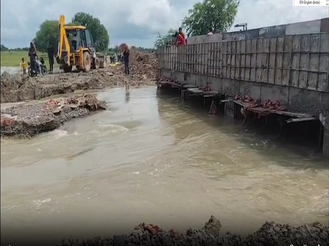 जालौन में आसमान से बरसी ऐसी आफत... बह गया नून नदी का पुल, ग्रामीणों में आक्रोश