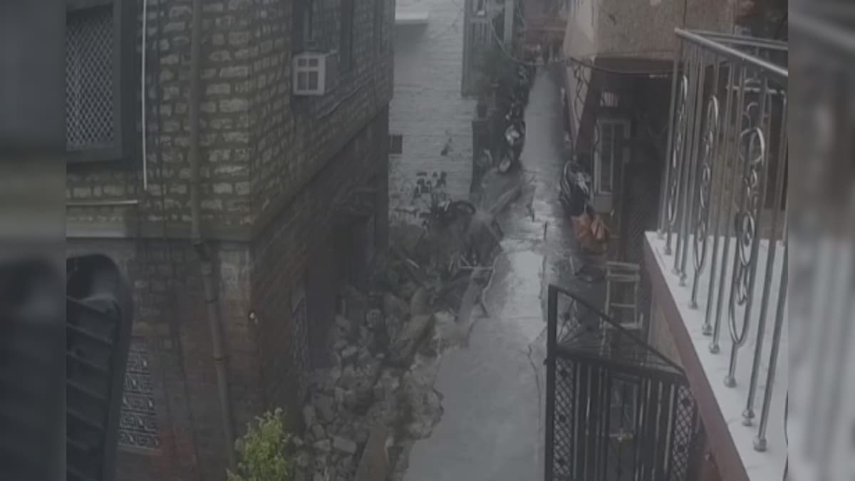 राजस्थान में मौसम की मार, जोधपुर में तेज बारिश के बाद धंसी सड़क, गिरी मकान की दीवार, टला बड़ा हादसा