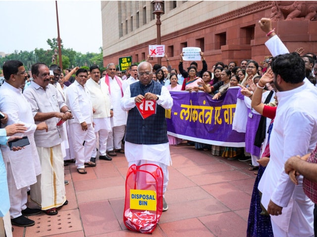 'वोट चोरी' पर आक्रामक INDIA अलायंस, संसद से सड़क तक महामोर्चे की तैयारी 'वोट चोरी' पर आक्रामक INDIA अलायंस, संसद से सड़क तक महामोर्चे की तैयारी