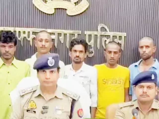 जल भरने जा रहे थे 5 युवक, पुलिस को हुआ शक, पूछा- कौन हो तुम लोग, बोले- मैं सोहेल, ये शेरखान, फिर… जल भरने जा रहे थे 5 युवक, पुलिस को हुआ शक, पूछा- कौन हो तुम लोग, बोले- मैं सोहेल, ये शेरखान, फिर…