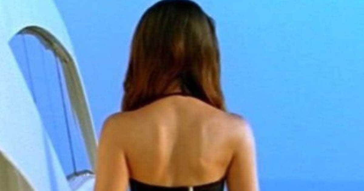 पति से 10 साल छोटी हसीना, 2 बच्चों की अम्मा, आज भी छरहरा फिगर देख छूट जाएंगे पसीने, हिला देंगे ये बिकिनी वाले पोज…  saif ali khan wifer kareena-kapoor-khan-bikini-photos viral fans got excited after watching viral post   करीना कपूर खान इन दिनों अपने पति सैफ अली खान और दोनों बेटों, तैमूर और जेह के साथ बीच हॉलीडे पर गई हुई हैं. उन्होंने हाल ही में इंस्टाग्राम पर अपनी एक ग्लैमरस फोटो शेयर की जिसमें वो समंदर किनारे मस्त मूड में नजर आ रही हैं.   नई दिल्ली.   करीना कपूर अपनी एक्टिंग के साथ-साथ अपनी फिटनेस को लेकर भी चर्चा में हैं. हाल ही में उन्होंने कुछ फोटोज अपने इंस्टाग्राम पर शेयर की है, इनमें करीना बेज और ब्लैक कलर की सेक्सी मोनोकिनी पहने हुए हैं, साथ में काले सनग्लासेस और बेपरवाह अंदाज में पोज देती नजर आ रही हैं.