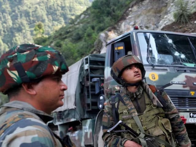 जम्मू-कश्मीर के कुलगाम में भारी मुठभेड़, एक आतंकी ढेर, सेना के दो जवान भी घायल जम्मू-कश्मीर के कुलगाम में भारी मुठभेड़, एक आतंकी ढेर, सेना के दो जवान भी घायल