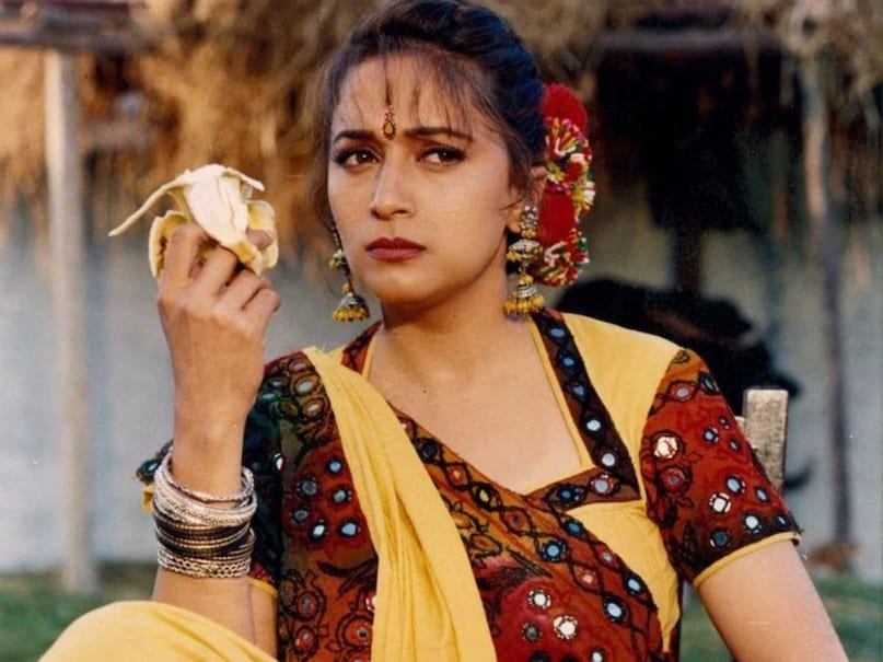 Madhuri Dixit, Naseeruddin Shah, Dedh Ishqiya, Madhuri Dixit-Naseeruddin Shah intense scenes, Madhuri Dixit shy while filming intense scenes with Naseeruddin Shah, Dedh Ishqiya Film, Dedh Ishqiya budget, Dedh Ishqiya Collection, Madhuri Dixit hit Films, माधुरी दीक्षित, नसीरुद्दीन शाह, डेढ़ इश्किया, डेढ़ इश्किया बजट, डेढ़ इश्किया कलेक्शन, डेढ़ इश्किया हिट या फ्लॉप, डेढ़ इश्किया में माधुरी दीक्षित और नसीरुद्दीन शाह का इंटीमेट सीन