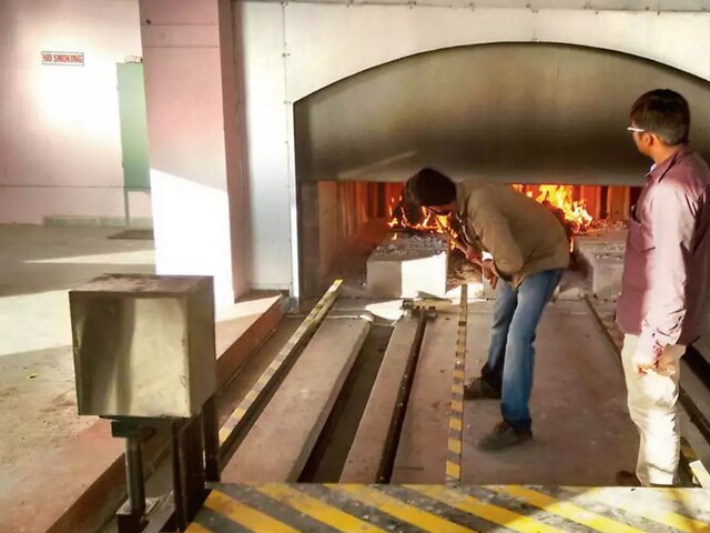 अंतिम संस्कार का खौफनाक सच! इलेक्ट्रिक चिता में 'जिंदा' हो उठती है लाश अंतिम संस्कार का खौफनाक सच! इलेक्ट्रिक चिता में 'जिंदा' हो उठती है लाश