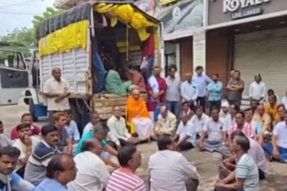 डेड बॉडी लेकर नगर निगम दफ्तर पहुंचे लोग, जमकर किया हंगामा, ASI बना वजह