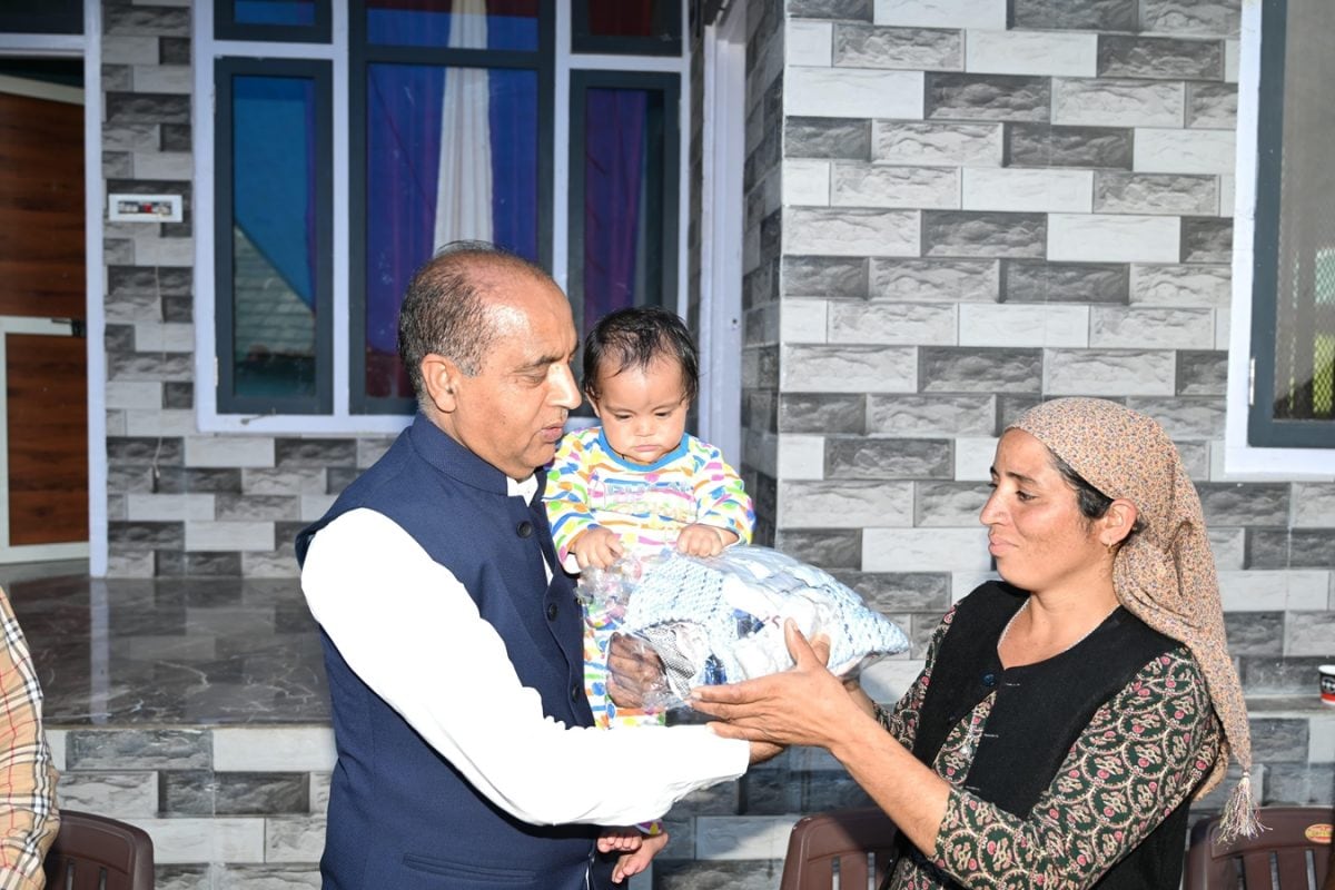 10 माह की गुड़िया से मिले पूर्व CM गोद में उठाकर दुलारा सैलाब में बह गए परिजन