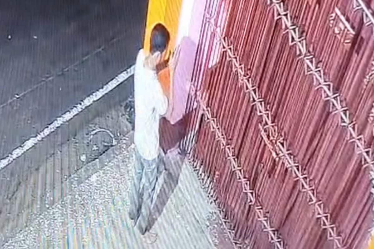 आधी रात मंदिर पहुंचा शख्स, भगवान के दरबार में टेका माथा, कर डाली ऐसी हरकत, देख रह जाएंगे हैरान