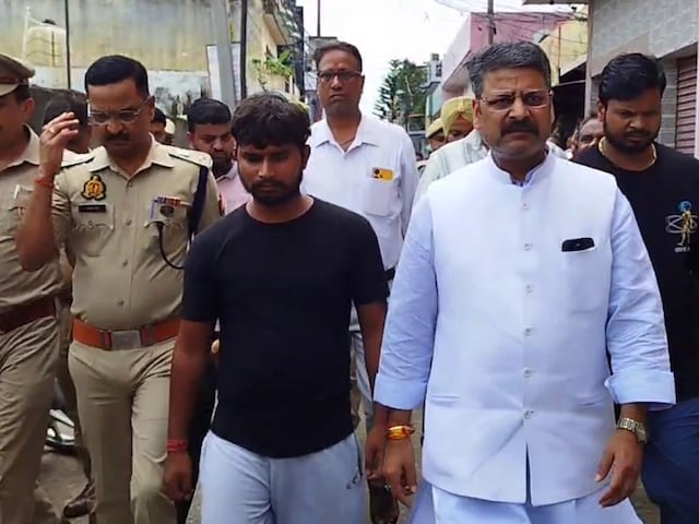 बुलडोजर एक्शन से पड़ी पेट पर लात, टूट गया बीजेपी कार्यकर्ता का भाई, दे दी जान बुलडोजर एक्शन से पड़ी पेट पर लात, टूट गया बीजेपी कार्यकर्ता का भाई, दे दी जान