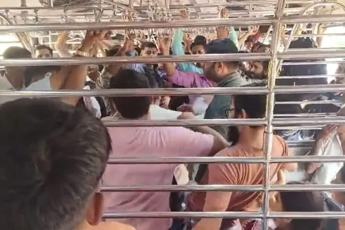 चलती लोकल ट्रेन में बवाल: यात्रियों के बीच जमकर चले लात-घूंसे, देखें वीडियो