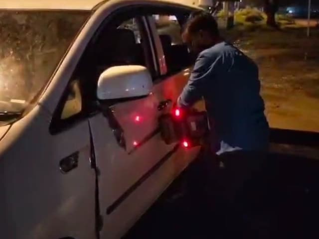 ड्यूटी खत्म कर इनोवा से लौट रहा था होमगार्ड जवान, पुलिस ने अंदर झांका तो... ड्यूटी खत्म कर इनोवा से लौट रहा था होमगार्ड जवान, पुलिस ने अंदर झांका तो...