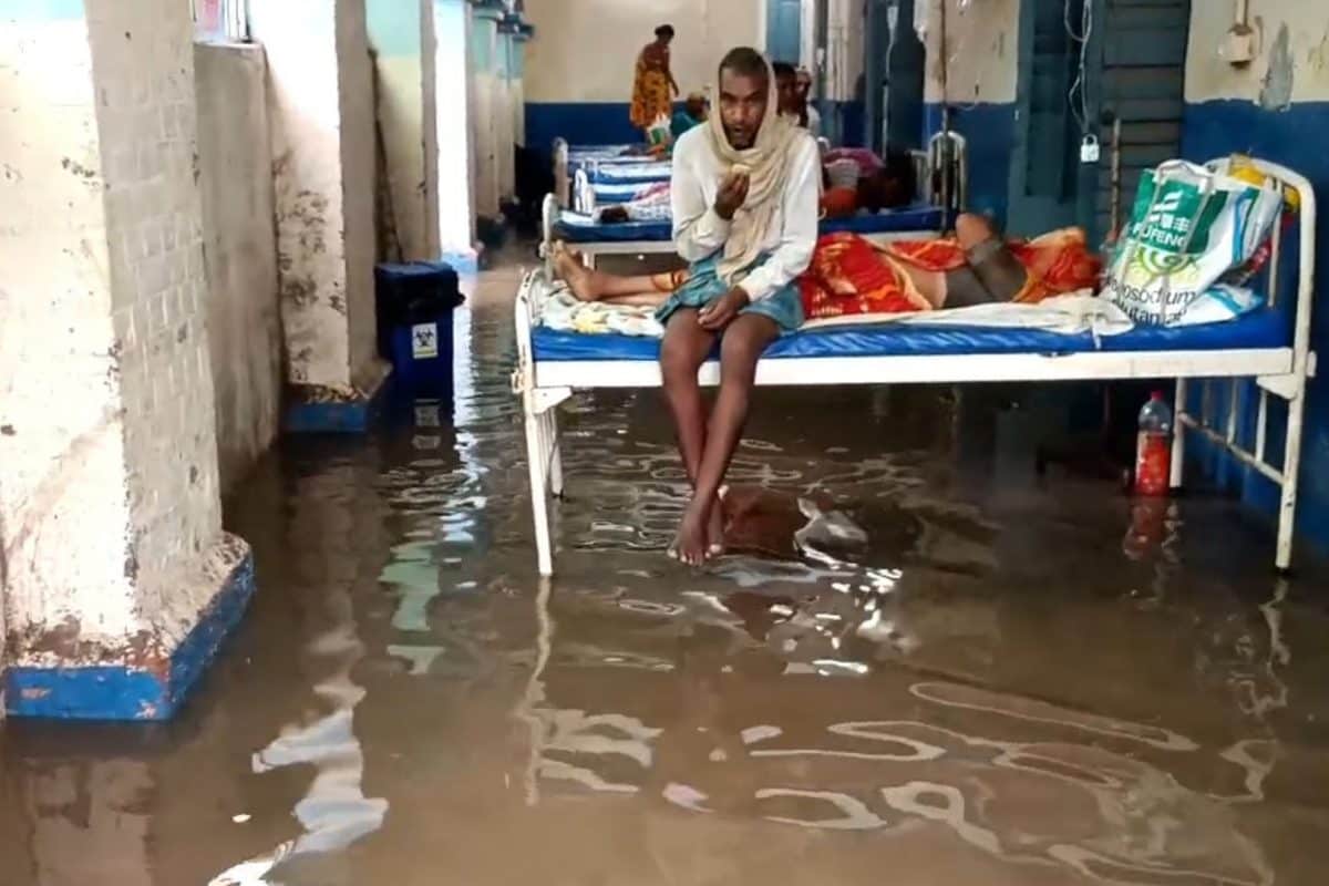 Nawada Weather: भयंकर बारिश से सरकारी अस्पताल लबालब! बीमारी के साथ बाढ़ से भी जुझ रहे मरीज