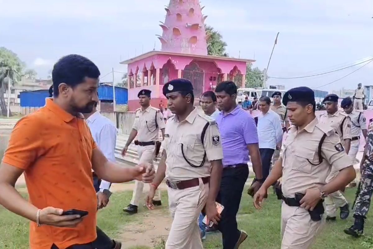 दो मंदिरों में तोड़फोड़, बौखलाए लोगों का लग गया जमावड़ा, पुलिस बल हुआ तैनात