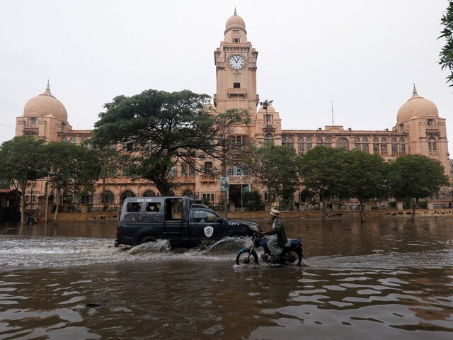 पाकिस्तान में कुदरत ने दिखाया रौद्र रूप, बाढ़ और तूफान ने ली 252 की जान