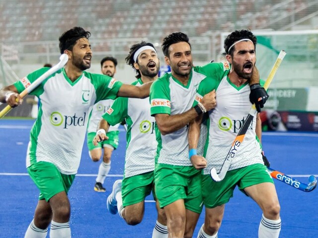 फ्लाइट के अंदर सिगरेट फूंक रहा था पाकिस्तानी टीम का मैनेजर, बाहर निकाला गया