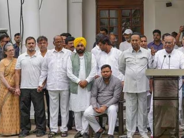 जेट-बम से लेकर SIR तक, संसद में सरकार को घेरने को तैयार इंडिया गठबंधन जेट-बम से लेकर SIR तक, संसद में सरकार को घेरने को तैयार इंडिया गठबंधन