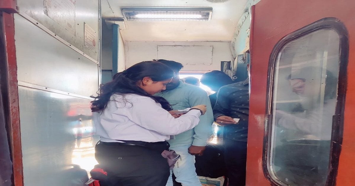 AC कोच में यात्री गया टॉयलेट, पीछा करते TT पहुंचा, पहले खटखटाने पर नहीं खुला गेट, बाद में अंदर का सीन देख चढ़ा पारा