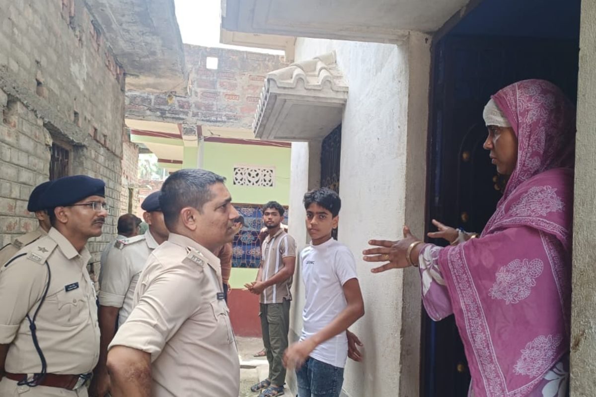 पुलिसवालों के ऊपर झोंकी लाल मिर्च, तोड़ डाली गाड़ी, टीम पर टूट पडे़ 30 लोग