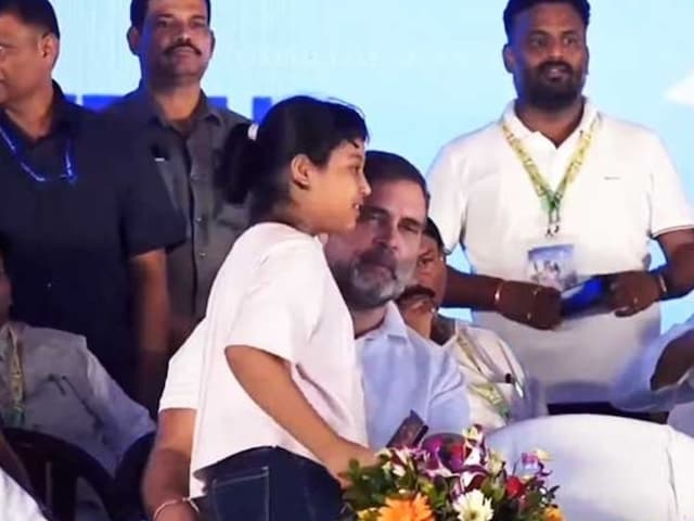 बस बेटा बस... राहुल से मिलकर तारीफ करने वाली बच्ची पर लोगों का तंज