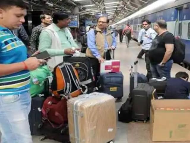 बिहार चुनाव में क्या बड़ा मुद्दा बनेगा रेल किराया? जानें तेजस्वी का अटैक प्लान