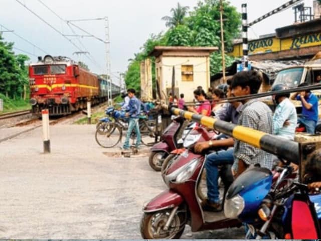 रेलवे क्रासिंग पर गेटमैन से किया विवाद, तो खैर नहीं, रेलवे ने बनाया खास प्लान रेलवे क्रासिंग पर गेटमैन से किया विवाद, तो खैर नहीं, रेलवे ने बनाया खास प्लान