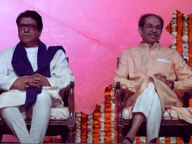 मंच पर भाई को देखकर कुछ भूले राज; ठाकरे ब्रदर्स रीयूनियन पर शिंदे सेना का ताना मंच पर भाई को देखकर कुछ भूले राज; ठाकरे ब्रदर्स रीयूनियन पर शिंदे सेना का ताना