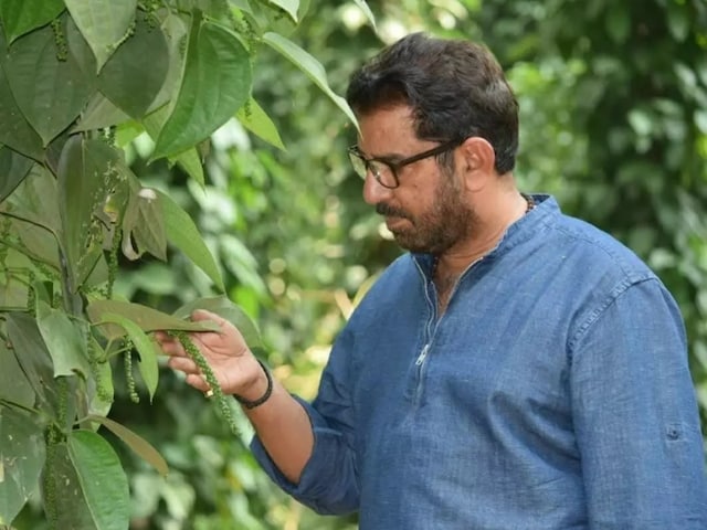 Used to work in bank, now earning money from farming, helicopter of 7 crore bought