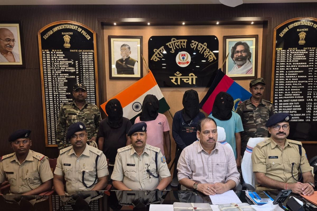 पुलिसकर्मियों के शवों में बम प्लांट कर देता था यह कुख्यात चार नक्सली गिरफ्तार