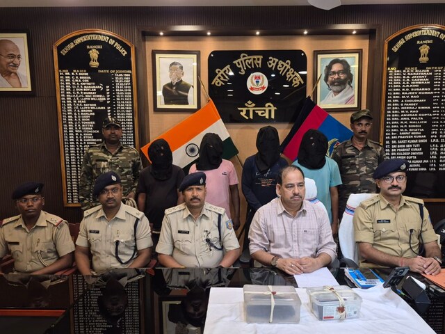 पुलिसकर्मियों के शवों में बम प्लांट कर देता था यह कुख्यात, चार नक्सली गिरफ्तार