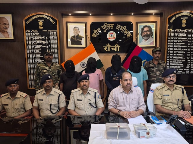पुलिसकर्मियों के शवों में बम प्लांट कर देता था यह कुख्यात, चार नक्सली गिरफ्तार पुलिसकर्मियों के शवों में बम प्लांट कर देता था यह कुख्यात, चार नक्सली गिरफ्तार