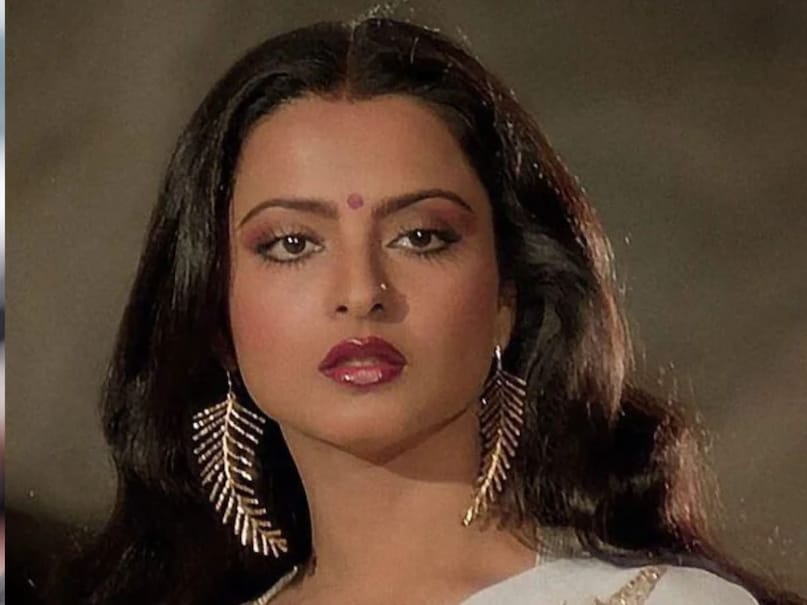 Rekha, Rekha Erotic Drama Film, Om Puri, Aastha: In the Prison of Spring, Aastha: In the Prison of Spring Cast, Aastha: In the Prison of Spring Film Story, BollyWood Controversies, Rekha, Rekha, Rekha, Rekha Giving bold scenes with the film, Ompuri, when the decent Rekha, Aastha: In the Prison of Spring, Aastha: In the Prison of Spring