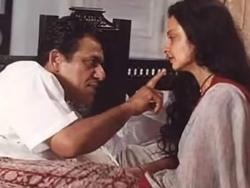 Rekha, Rekha Erotic Drama Film, Om Puri, Aastha: In the Prison of Spring, Aastha: In the Prison of Spring Cast, Aastha: In the Prison of Spring Film Story, BollyWood Controversies, Rekha, Rekha, Rekha, Rekha Giving bold scenes with the film, Ompuri, when the decent Rekha, Aastha: In the Prison of Spring, Aastha: In the Prison of Spring