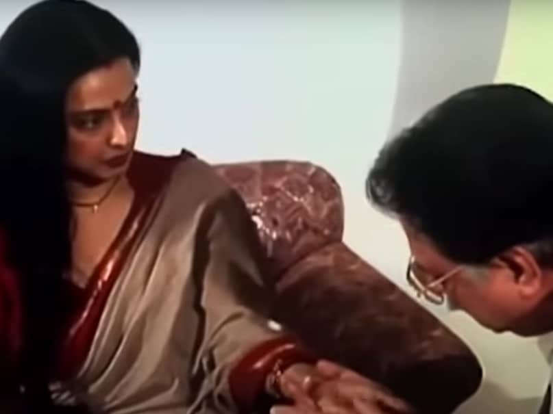 Rekha, Rekha Erotic Drama Film, Om Puri, Aastha: In the Prison of Spring, Aastha: In the Prison of Spring Cast, Aastha: In the Prison of Spring Film Story, BollyWood Controversies, Rekha, Rekha, Rekha, Rekha Giving bold scenes with the film, Ompuri, when the decent Rekha, Aastha: In the Prison of Spring, Aastha: In the Prison of Spring