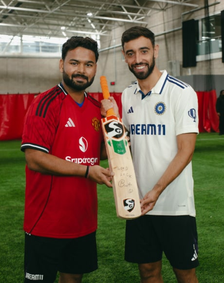 Shubman Gill, Rishabh Pant, Manchester United, Bruno Fernandes, Amad Diallo, Mohammed Siraj Bowls To Harry Maguire, IND vs ENG, IND vs ENG 4th Test, Manchester united footballers play with indian cricketers, शुभमन गिल, ऋषभ पंत, सिराज 