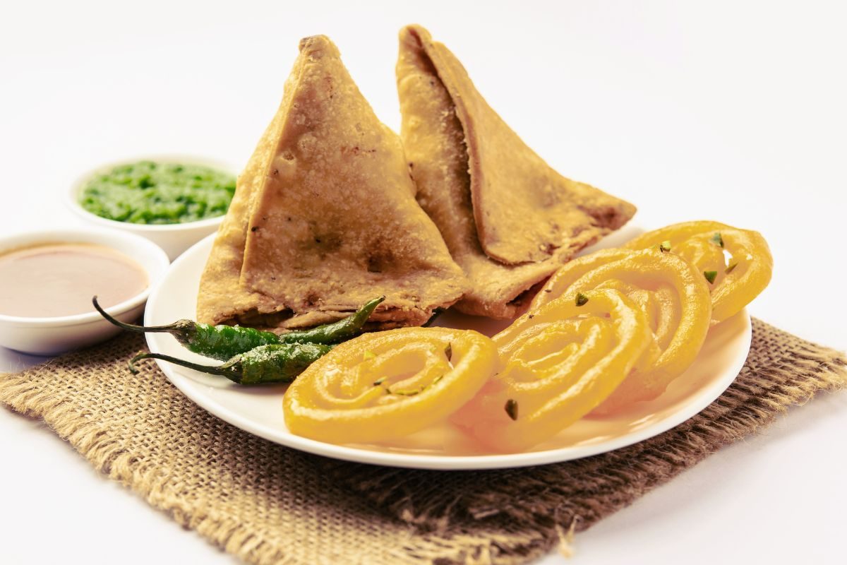 अब समोसे-जलेबी पर राजनीति! ममता बोलीं–हम प्लेट में नहीं झांकते