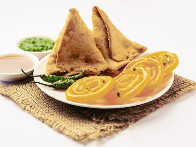 अब समोसे-जलेबी पर राजनीति! ममता बोलीं–हम प्लेट में नहीं झांकते