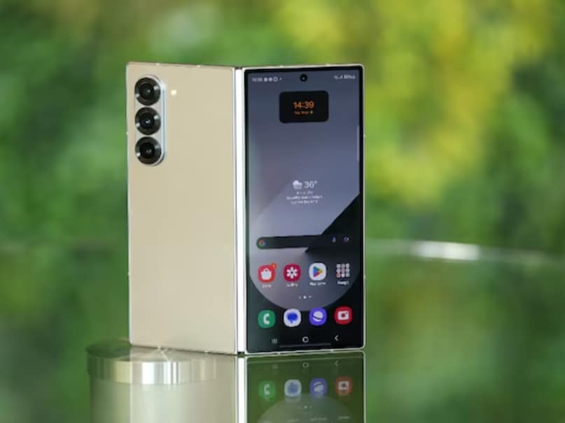 This phone is also very strong in terms of camera, because it has a 200MP primary camera, through which great photos can be clicked. This phone is also very strong in terms of camera, because it has a 200MP primary camera, through which great photos can be clicked.